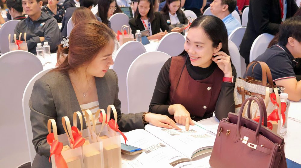 Chuyên viên VIET NAM PROPERTY đồng hành cùng khách hàng Elysian
