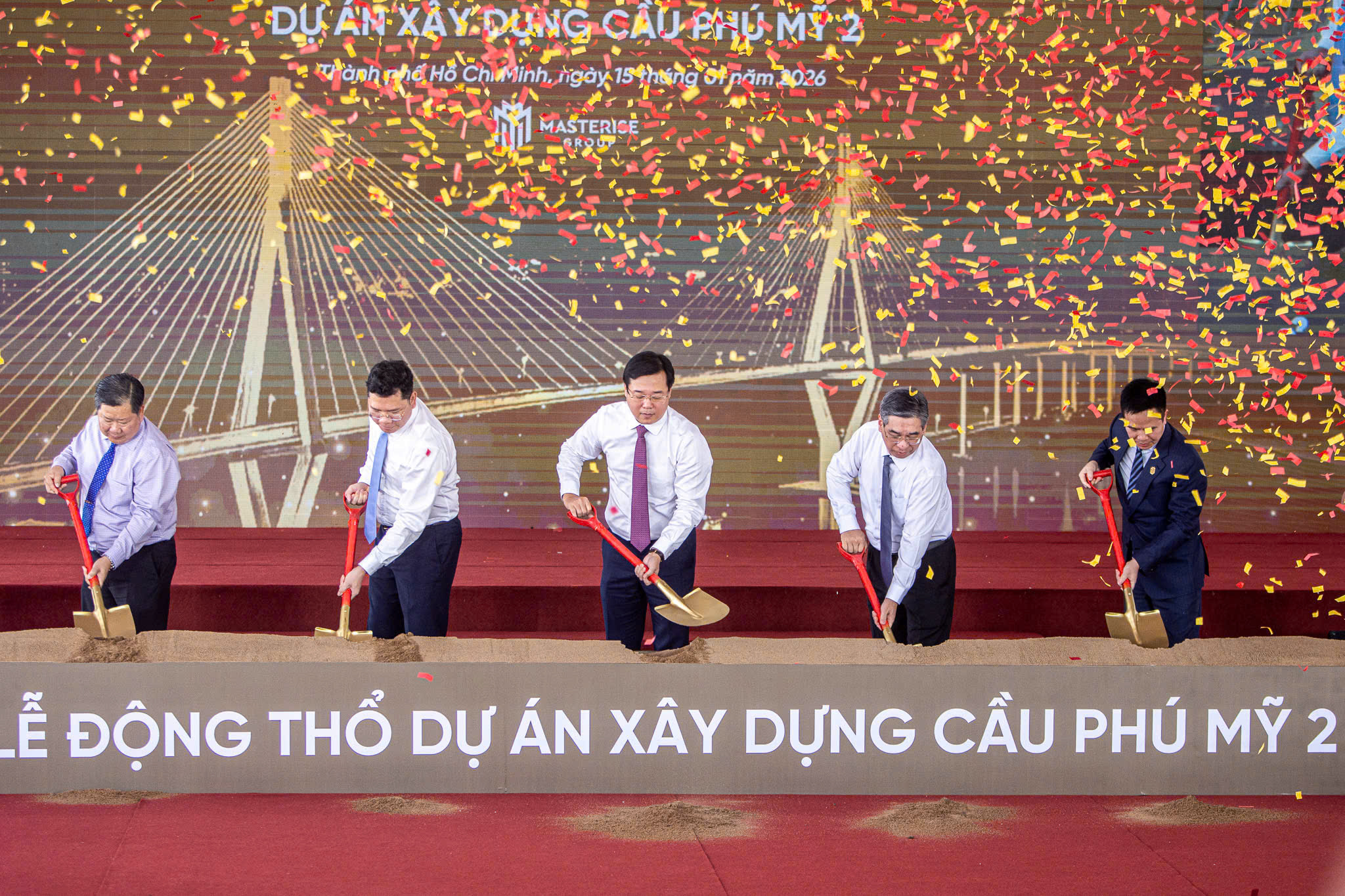 Phó Bí thư thường trực Thành ủy TP Lê Quốc Phong, Phó Bí thư Thành ủy TP Nguyễn Phước Lộc và Phó Chủ tịch UBND TP Hoàng Nguyên Dinh thực hiện nghi thức động thổ cầu Phú Mỹ 2 - Ảnh: X.A