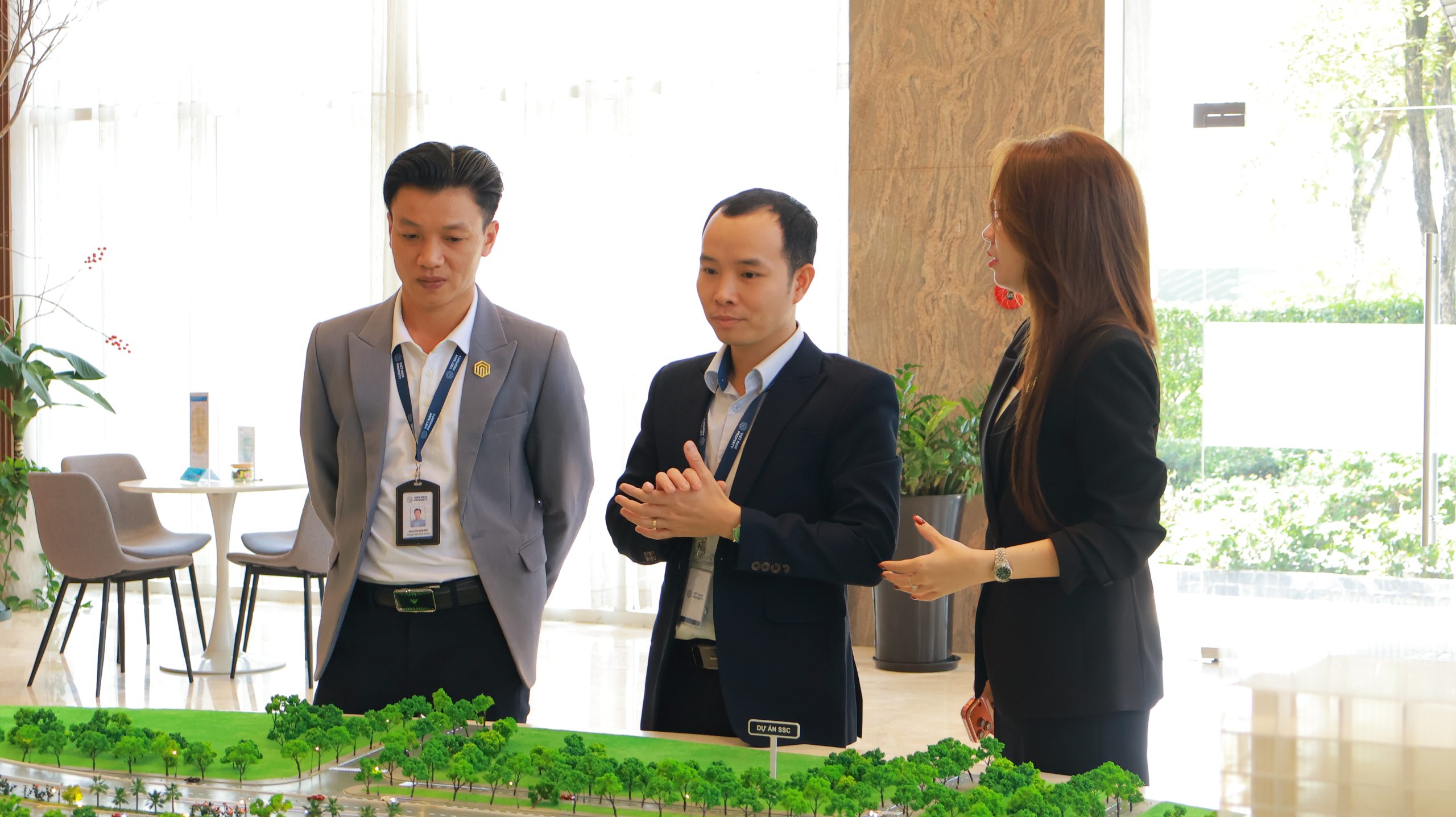 Chuyên viên kinh doanh Việt Nam Property tham gia buổi training chuyên sâu về dự án, cập nhật thông tin mới nhất và thống nhất quy trình tư vấn nhằm mang đến trải nghiệm phục vụ chuyên nghiệp, minh bạch cho khách hàng.